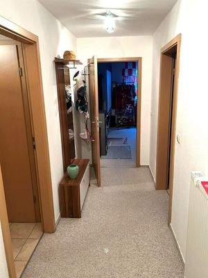 Flur mit Blick zum Wohnzimmer UG