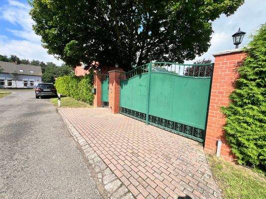 Einfahrt Hof von der Straße