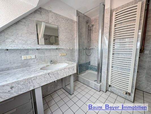 Badezimmer mit Badewanne und Dusche