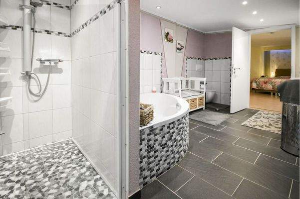 Regendusche, große Badewanne, moderne Fliesen und 