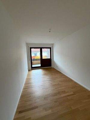 Kinder-/Arbeitszimmer zum Süd-Balkon