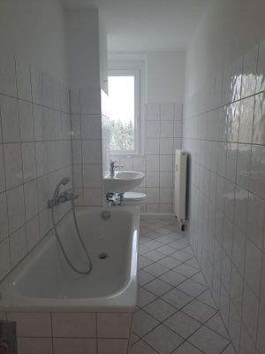 Bad mit Wanne, WM-Anschluss, Fenster (Beispiel)