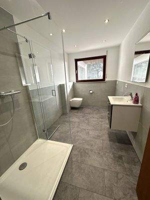 Modernes Badezimmer mit Komfort: Edle Glasdusche und natürliche Lichtführung