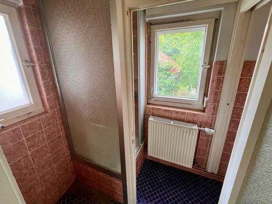 Bad mit Dusche im OG