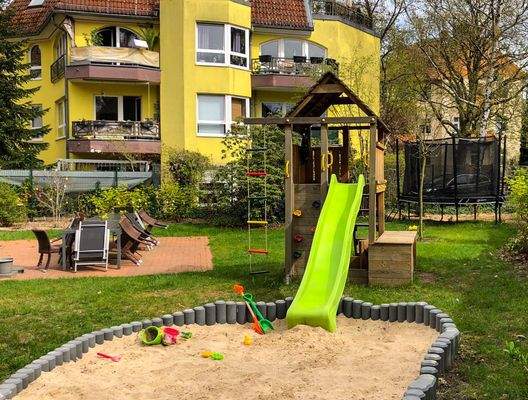 Großer Spielplatz im Garten