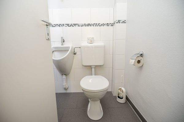 Moderner Sanitärbereich im Erdgeschoss