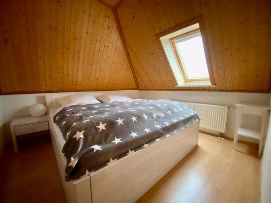 Schlafzimmer mit Dachfenster