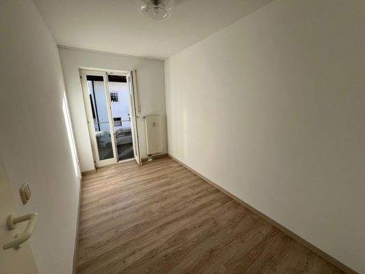 Zimmer neben Wohn-/Essbereich