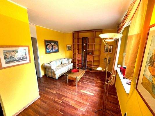 Freundliches Zimmer mit hochwertigem Fussboden