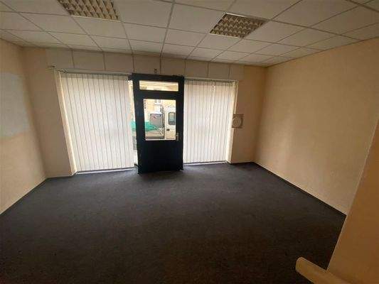 Büro 1 mit Schaufensterfront strassenseitig