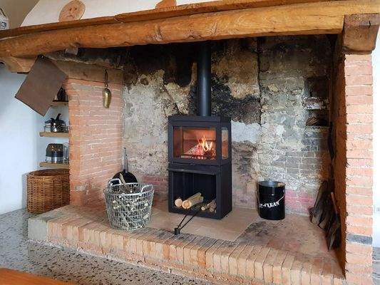 Der wärmende Ofen im Kamin