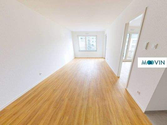 Wohn- und Essbereich mit angrenzendem Balkon