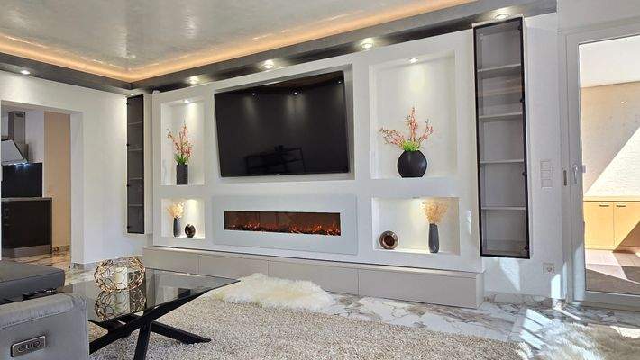 Wohnzimmer mit Zugang zum Balkon