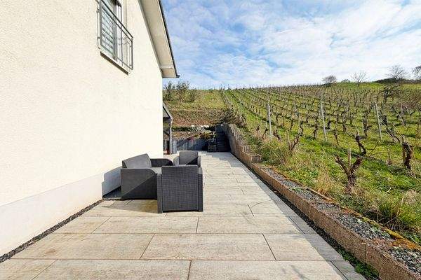 seitliche Terrasse am Esszimmer