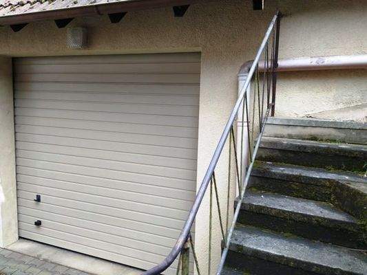 Aufgang zum hinteren Teil des Hauses und ...