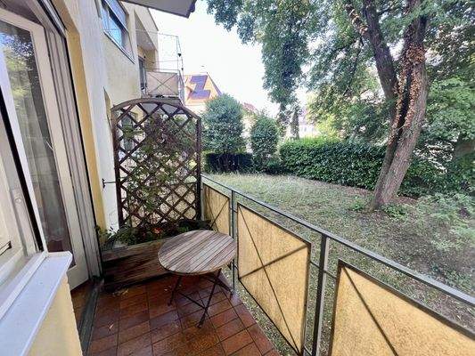 Balkon in den begrünten Garten