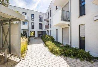 Moderner Neubau mit klarer Architektur in ruhiger Wohnlage