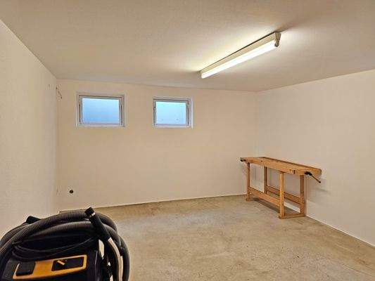 Werkstattraum mit 3 Lichtschachtfenster und Zentralstaubsaugeranlage