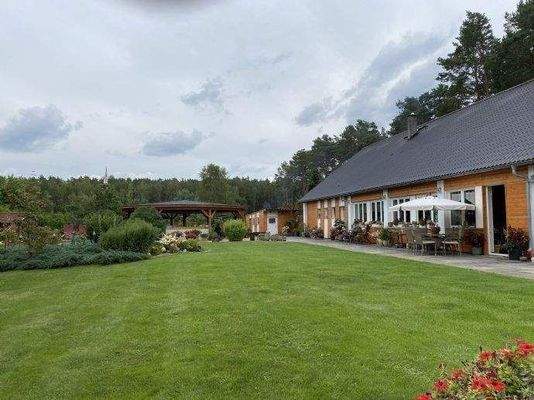 Garten mit großer Wiese