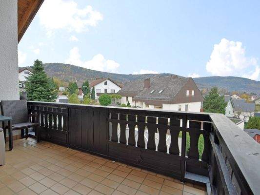 zum großen überdachten Balkon, mit herrlicher Aussicht