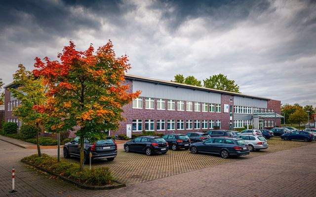 Außenfassade A mit Parkplatz, Eck_2020-10-14 GITZ 