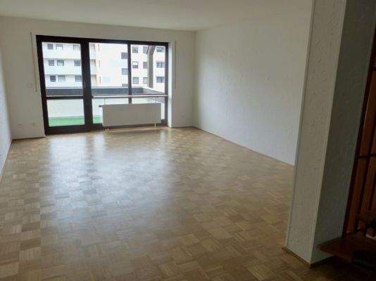 Wohn-/Essbereich mit Parkettboden 