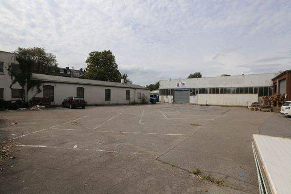 Grundstück mit 2 Hallen