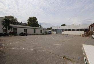 Grundstück mit 2 Hallen