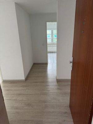 Heller Flur mit Holztür