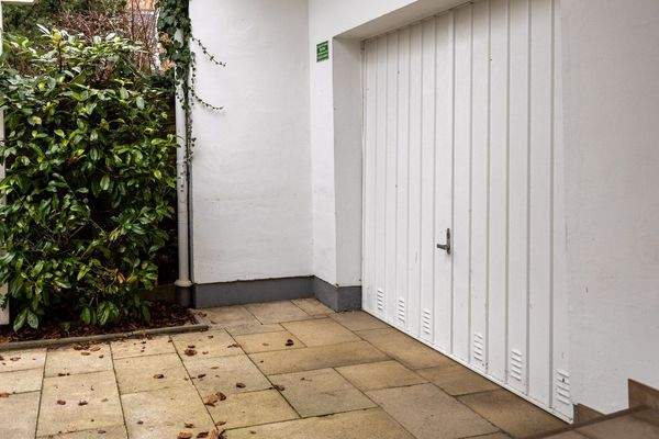 Familienidyll in Bogenhausen: Doppelhaushälfte mit sonnigem Westgarten & Grünblick