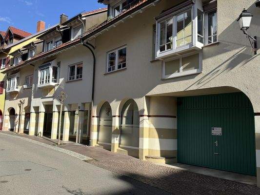 Hausansicht mit Tiefgarageneinfahrt