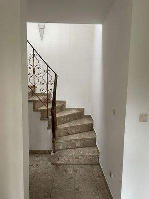 Treppenaufgang /Flur EG