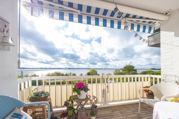 und Ausgang zum Balkon