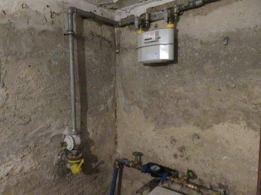 KG: Gas- und Wasseranschluss