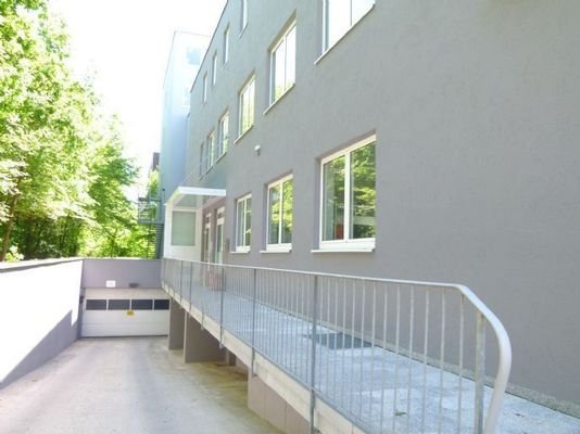 TG Abfahrt und Eingang Büro