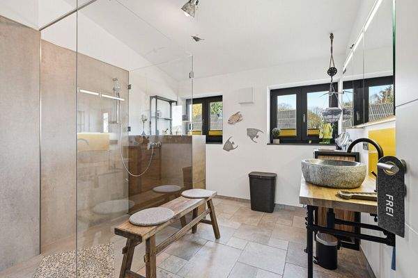 Badezimmer mit großer Walk-Inn-Dusche