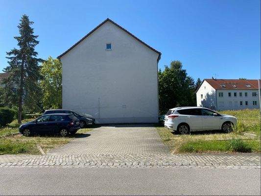 Nordansicht mit Stellplatzanlage