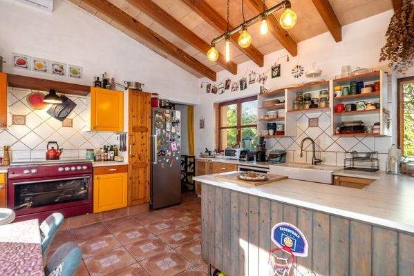 Großzügig gestaltete Küche