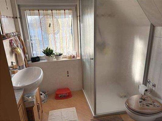 Bad mit Wanne und Dusche im DG