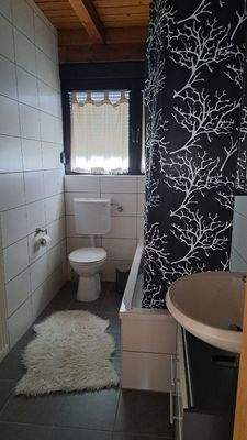 Badezimmer mit Dusche/Wanne