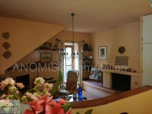 Wohnzimmer mit Kamin