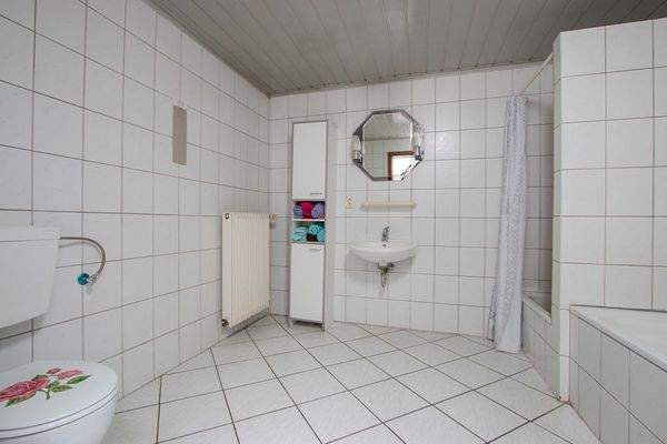 Badezimmer mit Badewanne und Dusche