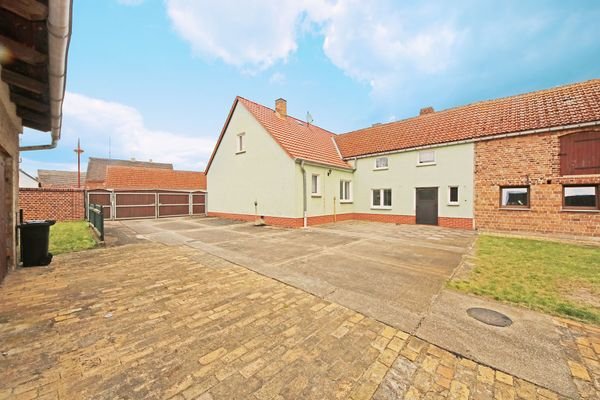 Hausansicht / Hofbereich