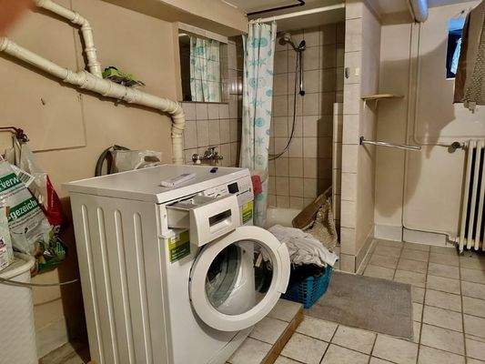 Waschküche mit Dusche