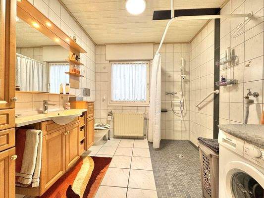 Badezimmer Erdgeschoss mit Waschmaschinenanschluss