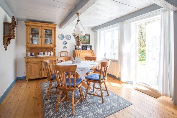 Essbereich im Erdgeschoss mit Zugang zur Terrasse und Garten.