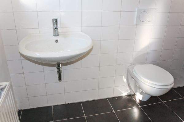 Gäste-WC mit Waschmaschinenanschluss