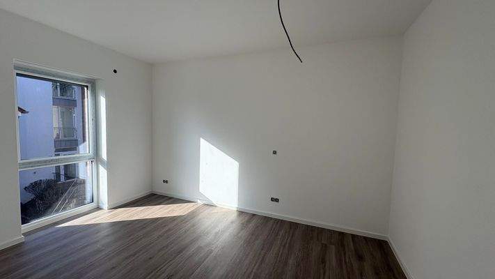 Leere Wohnung mit Parkett