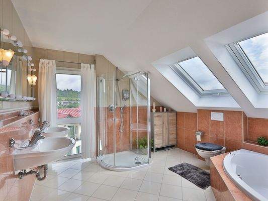 Großes Tageslichtbad mit Badewanne