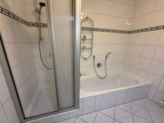 Badezimmer, Ansicht Badewanne und Dusche.jpeg